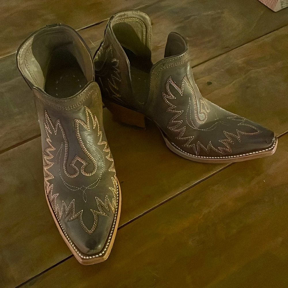 Ariat